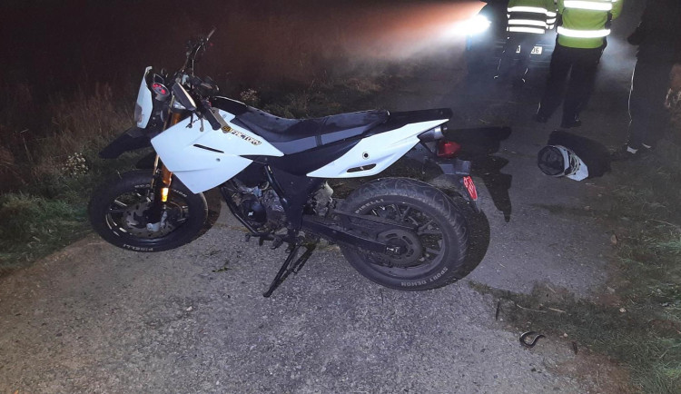 Mladík pod vlivem drog chtěl ujet policistům na kradené motorce. Po havárii skončil v cele