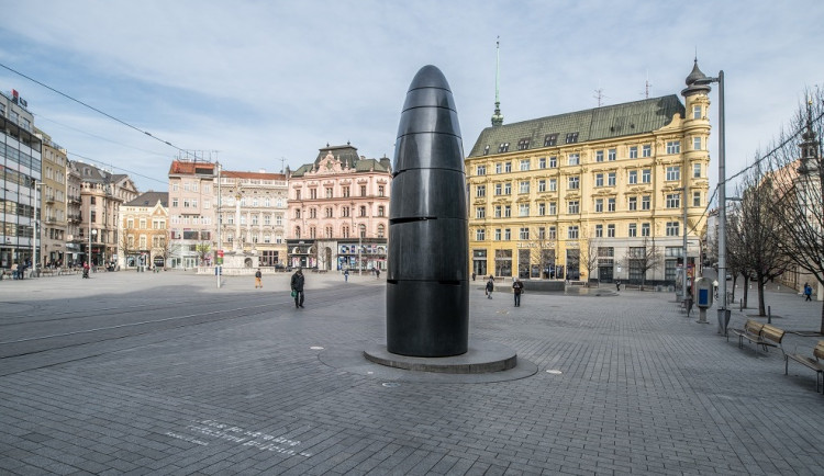 Pracovníci namontují na Svoboďáku nové pouliční lampy. Umožní regulovat intenzitu světla