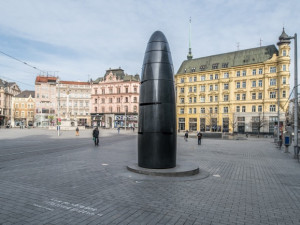 Pracovníci namontují na Svoboďáku nové pouliční lampy. Umožní regulovat intenzitu světla