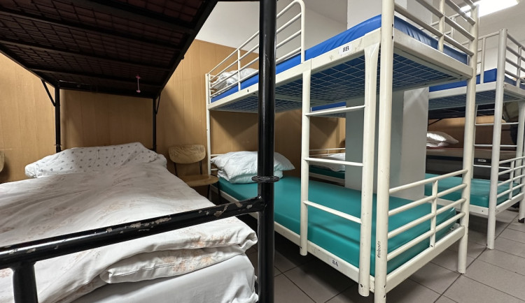 Díky nocležence mohou lidé bez domova přespat v teple.