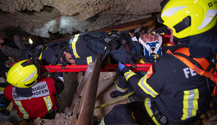 Hasiči zachraňovali uvězněné jeskyňáře v Mikulově. Šlo o cvičení v extrémních podmínkách