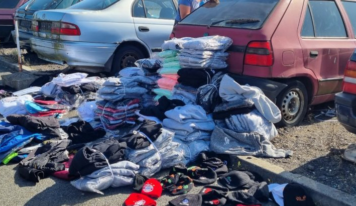 Inspektoři vtrhli na tržnici v Hatích na Znojemsku. Zabavili padělané oblečení a boty za dvacet milionů