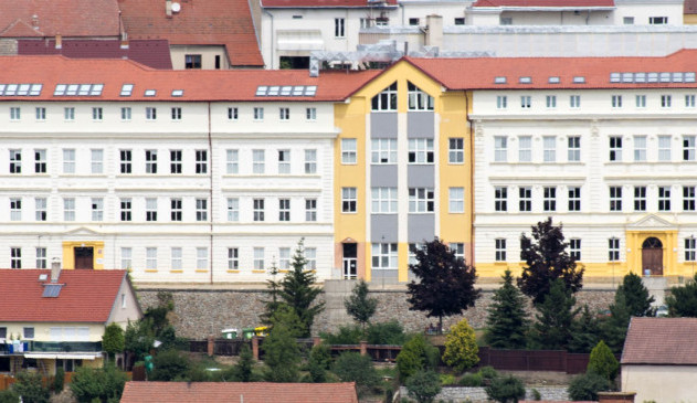 Do školy v Rosicích půjdou od pondělí už všichni žáci, oprava pokračuje