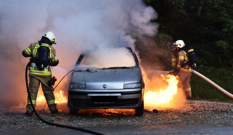 V Plynárenské ulici v Brně v noci explodovalo auto. Nikdo se nezranil, příčinu výbuchu vyšetřuje policie