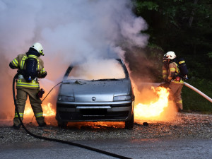 V Plynárenské ulici v Brně v noci explodovalo auto. Nikdo se nezranil, příčinu výbuchu vyšetřuje policie