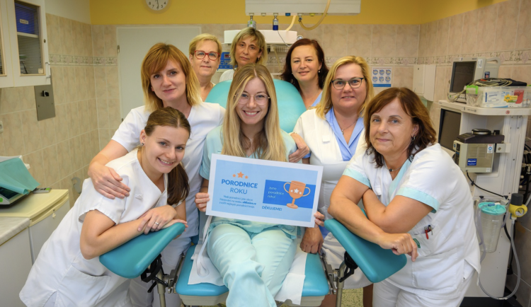 Tým Gynekologicko-porodnického oddělení s oceněním Porodnice roku 2024 v anketě eMimino, který v posledních měsících čelil kritickému nedostatku lékařek a lékařů.