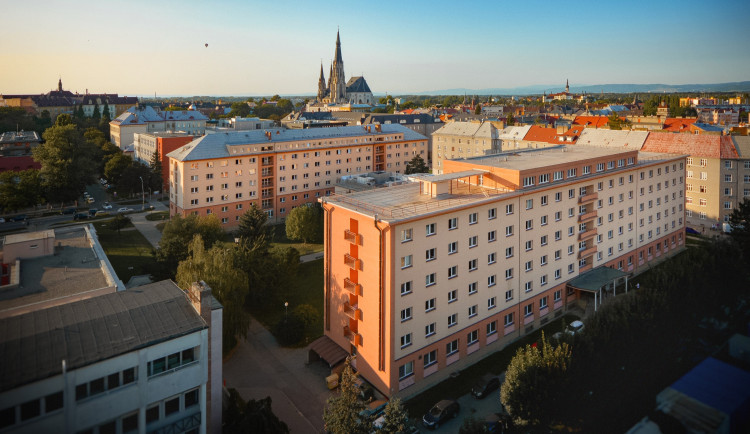 Olomoucké koleje, kde se v roce 1989 sešli studenti, ponesou název prvního polistopadového rektora Jařaba