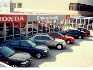 Autoelegance Brno začínala s prodejem aut na Výstavišti. Dnes auto-moto salon slaví třicet let