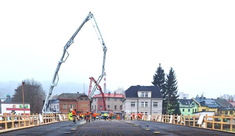 Na mostě přes Jizeru v Semilech se v zimě pracovat nebude. Objízdné trasy pro řidiče zůstávají, pěší přes most mohou