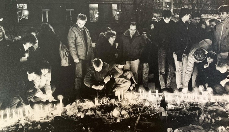 Laser promítne váš vzkaz na bývalou budovu KV KSČ. Výročí Sametové revoluce si Plzeň 17. listopadu připomene řadou unikátních akcí