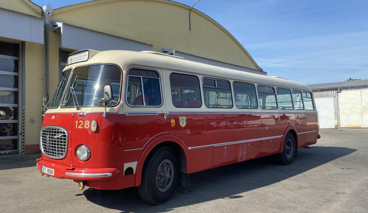 KULTURNÍ TIPY: Nenechte si ujít koncert Michala Penka nebo jízdu historickým autobusem po revolučních Budějovicích