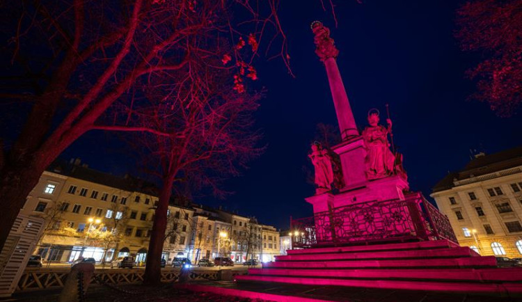 Mariánský sloup na Masarykově náměstí se zabarví do purpurova