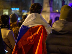 VIDEO: V centru Brna si lidé připomínají pětatřicet let od revoluce. Dav zpíval hymny i Modlitbu pro Martu