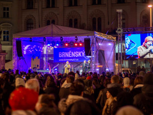 VIDEO: V centru Brna si lidé připomínají pětatřicet let od revoluce. Dav zpíval hymny i Modlitbu pro Martu