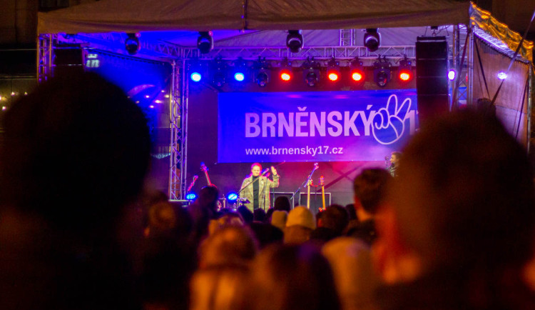 VIDEO: V centru Brna si lidé připomínají pětatřicet let od revoluce. Dav zpíval hymny i Modlitbu pro Martu