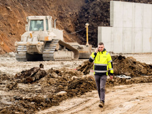 Stavbyvedoucí při práci v terénu.