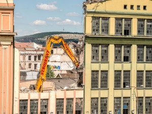 Demolice budov bývalé textilní továrny Vlněna.