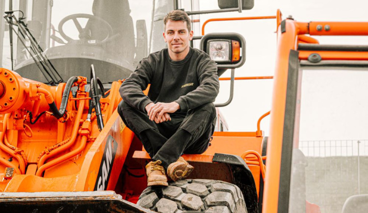 Zaměstnanec STROJRENTU na stavebním stroji.
