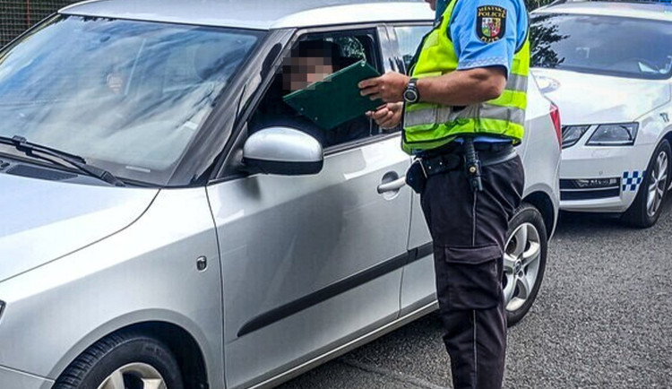 Řidička ve městě pořádně sešlápla plynový pedál. Zběsilou rychlostí prosvištěla kolem policejního radaru a má velký malér