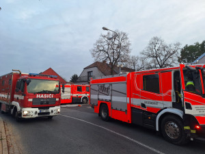 Bytový dům v Hodoníně zachvátily plameny. Hasiči kvůli požáru gauče evakuovali padesát lidí