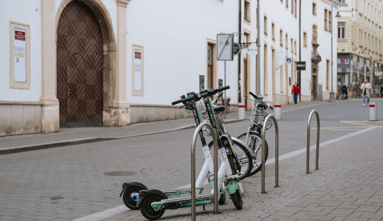 Město zavádí nový standart pro odkládaní kol a koloběžek. Platit začne na začátku prosince