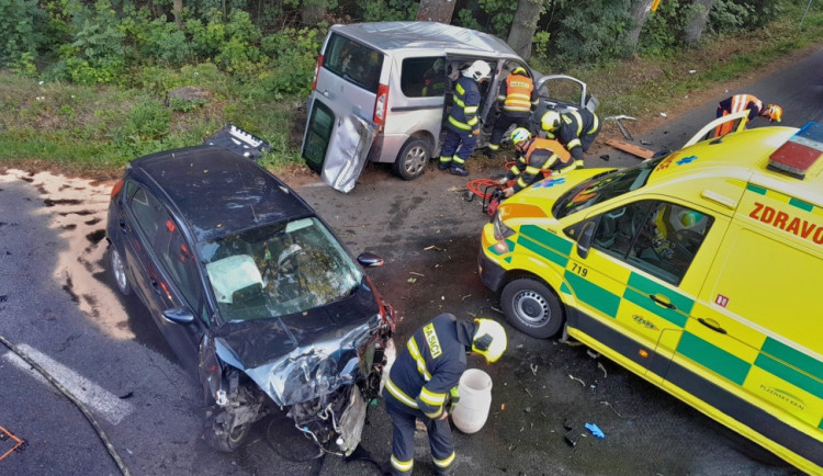 Dva lidé nepřežili nehodu na hlavním tahu z Plzně na Karlovy Vary, provoz stál několik hodin