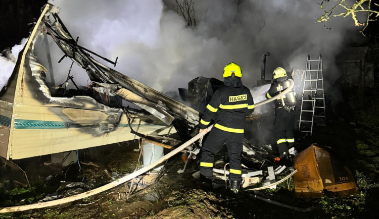 Plameny pohltily ve Vysoké nad Labem mobilheim