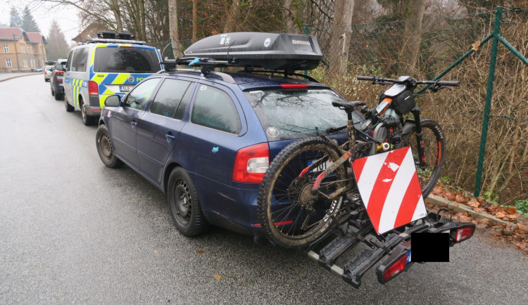 Auto se před pekařstvím ve Smržovce samo rozjelo. Přejelo frekventovanou silnici a narazilo do plotu