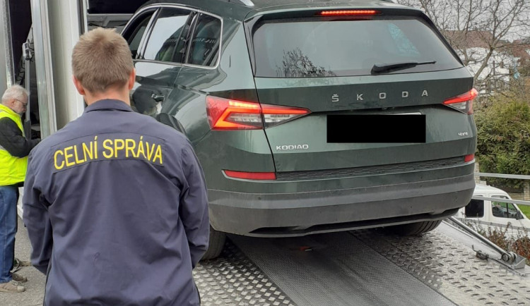 Policie zadržela skupinu, která v Česku nedanila zisky z taxislužeb. Stát připravila o 121 milionů