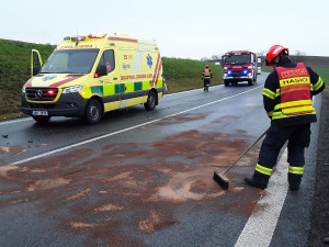 Vážná nehoda zastavila provoz. V péči záchranářů skončily dvě děti, řidička byla zaklíněná