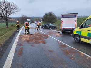 Vážná nehoda zastavila provoz. V péči záchranářů skončily dvě děti, řidička byla zaklíněná