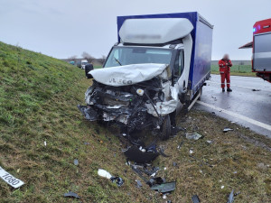 Vážná nehoda zastavila provoz. V péči záchranářů skončily dvě děti, řidička byla zaklíněná