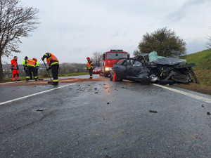 Vážná nehoda zastavila provoz. V péči záchranářů skončily dvě děti, řidička byla zaklíněná