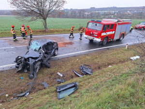 Vážná nehoda zastavila provoz. V péči záchranářů skončily dvě děti, řidička byla zaklíněná