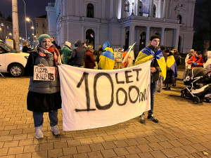 VIDEO: Lidé v Brně přišli vyjádřit podporu Ukrajině. Tiše stáli s vlajkami a transparenty
