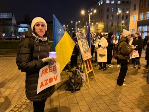 VIDEO: Lidé v Brně přišli vyjádřit podporu Ukrajině. Tiše stáli s vlajkami a transparenty