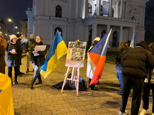 VIDEO: Lidé v Brně přišli vyjádřit podporu Ukrajině. Tiše stáli s vlajkami a transparenty
