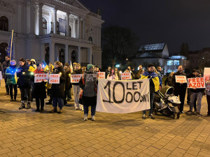 VIDEO: Lidé v Brně přišli vyjádřit podporu Ukrajině. Tiše stáli s vlajkami a transparenty