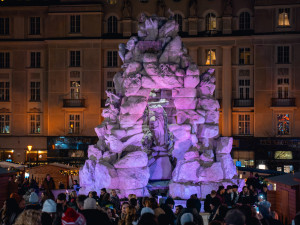 Adventní trhy na Zelňáku zpestří nová světelná atrakce. Září tam svátečně nasvícená kašna Parnas