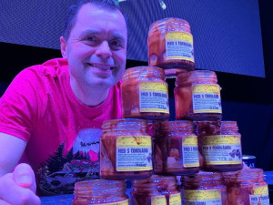 Muž v Brně snědl přes dvě kila medu s čokoládou. Je to světový rekord