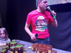 Muž v Brně snědl přes dvě kila medu s čokoládou. Je to světový rekord