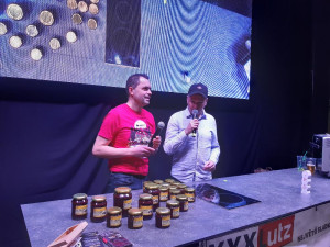 Muž v Brně snědl přes dvě kila medu s čokoládou. Je to světový rekord