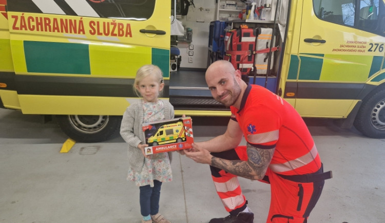 Dívce z Blanenska zaskočilo sousto u večeře. Byla v bezvědomí, záchranáři vyjmuli sousto kleštěmi