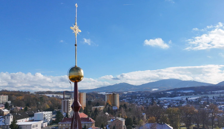 Na kostel sv. Bartoloměje v Hrádku se po restaurování vrátila vrcholová makovice s křížem