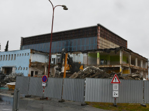 Budova bývalých lázní v Blansku šla k zemi. Nový bazén přivítá plavce za dva roky