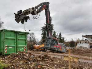 Budova bývalých lázní v Blansku šla k zemi. Nový bazén přivítá plavce za dva roky