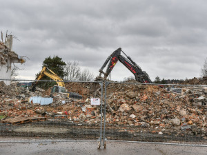 Budova bývalých lázní v Blansku šla k zemi. Nový bazén přivítá plavce za dva roky