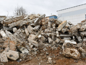 Budova bývalých lázní v Blansku šla k zemi. Nový bazén přivítá plavce za dva roky