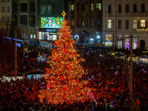 VIDEO: Rozsvícení vánočních stromů přilákalo do centra Brna tisíce lidí