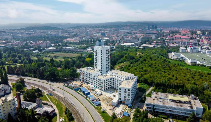 Bydlení s výhledem na celé Brno. Nad Arboretem vzniká moderní polyfunkční dům